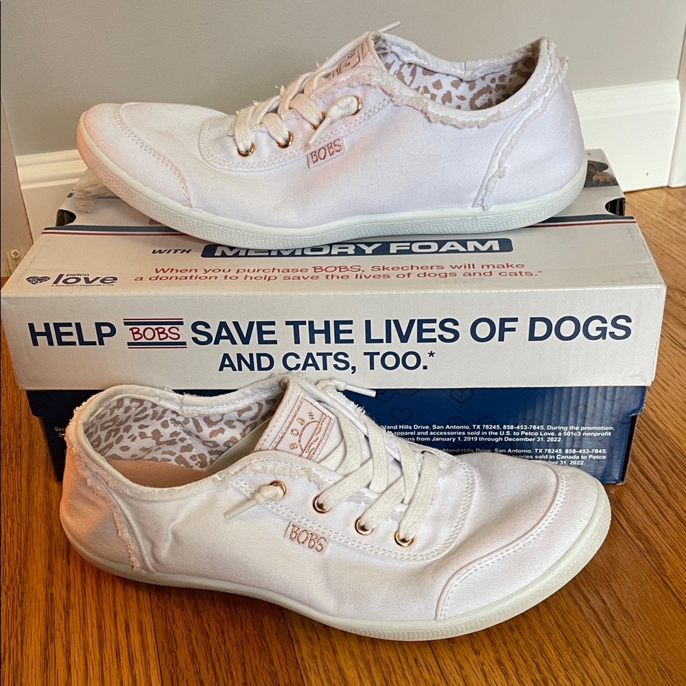 Skechers White Women's Sneakers
Does NOT come with box.